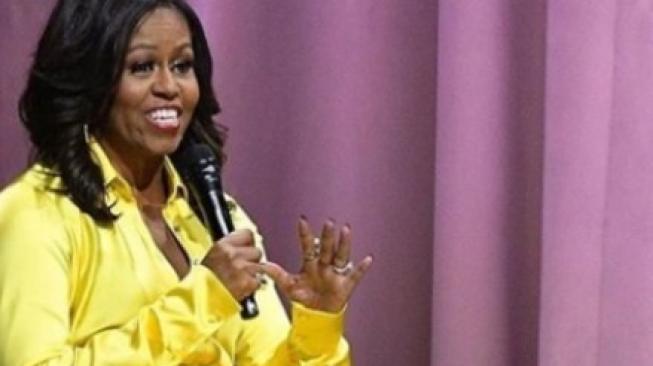 Pakai Boot Disko Sepaha, Penampilan Michelle Obama Keren Abis!