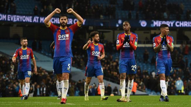 Bek Crystal Palace James Tomkin merayakan kemenangan setelah peluit akhir selama pertandingan sepak bola Liga Inggris antara Manchester City melawan Crystal Palace di Stadion Etihad, Manchester, Inggris, Sabtu (22/12). [Oli SCARFF / AFP]