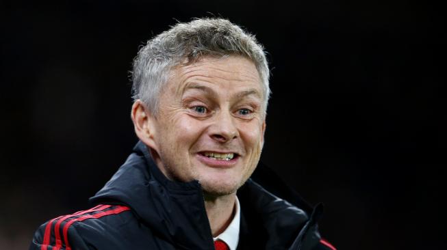 Manajer sementara Manchester United Ole Gunnar Solskjaer memberi isyarat di tepi lapangan selama pertandingan sepak bola Liga Inggris antara antara Cardiff City melawan Manchester United di Stadion Cardiff, Cardiff,Inggris, Minggu (23/12). [Geoff CADDICK / AFP]