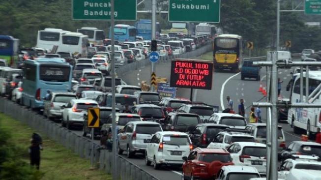 H-2 Perayaan Natal, Lalu Lintas Arah Puncak Macet