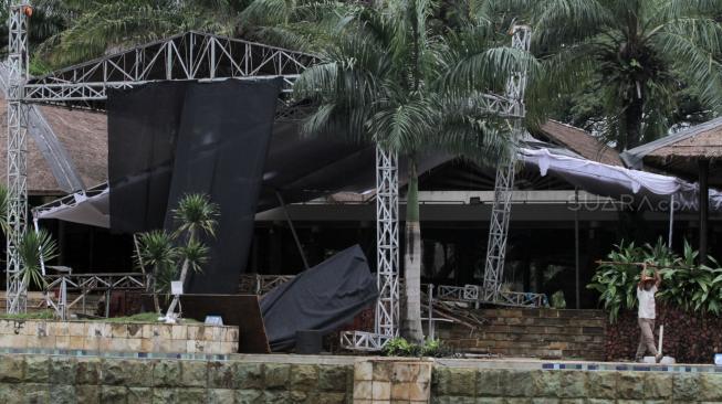 Suasana lokasi tempat band Seventeen manggung di Resort Tanjung Lesung, Banten, Senin (24/12). [Suara.com/Fakhri Hermansyah]