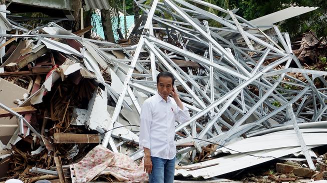 Presiden Joko Widodo meninjau lokasi bekas tsunami Hotel Mutiara Carita yang rusak akibat tsunami di Kabupaten Pandeglang, Banten, Senin (24/12). [ANTARA FOTO/Bayu Prasetyo]