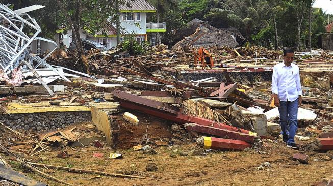 Presiden Joko Widodo meninjau lokasi bekas tsunami di Kampung Pasawahan, Carita, Pandeglang, Banten, Senin (24/12). [ANTARA FOTO/Asep Fathulrahman]