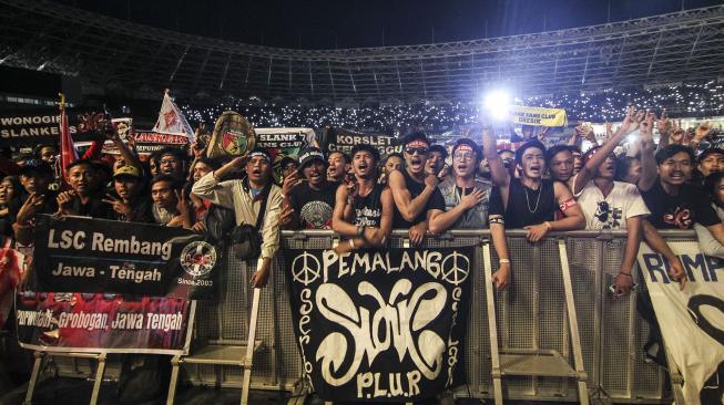 Penggemar grup musik Slank, 'Slankers' menyaksikan konser 35 Tahun Slank di Stadion Utama GBK, Jakarta, Minggu (23/12). [ANTARA FOTO/Dhemas Reviyanto]