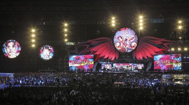 Aksi panggung grup musik Slank saat tampil pada konser 35 Tahun Slank di Stadion Utama GBK, Jakarta, Minggu (23/12).  di industri musik Indonesia. [ANTARA FOTO/Dhemas Reviyanto]