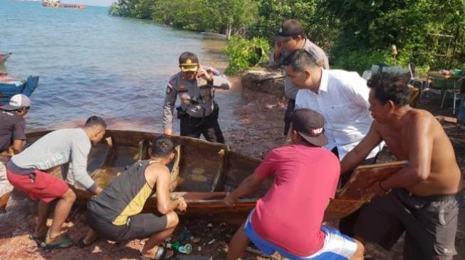 Usai Mampir ke Warung, Pasutri Tewas Tabrak Pohon di Pinggir Sungai