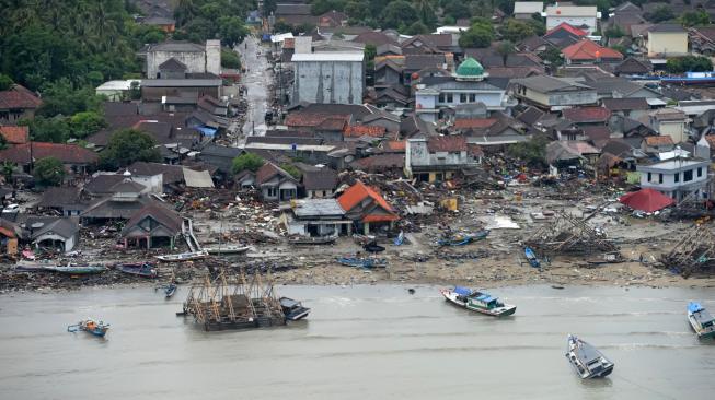 Foto udara kerusakan akibat tsunami Selat Sunda di wilayah pesisir Pandeglang, Banten, Minggu (23/12). [ANTARA FOTO/HO-Susi Air]