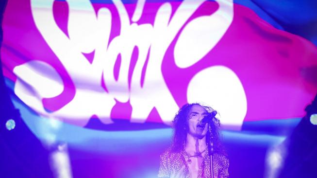 

Aksi panggung vokalis grup musik Slank, Kaka saat tampil pada konser 35 Tahun Slank di Stadion Utama GBK, Jakarta, Minggu (23/12). [ANTARA FOTO/Dhemas Reviyanto]