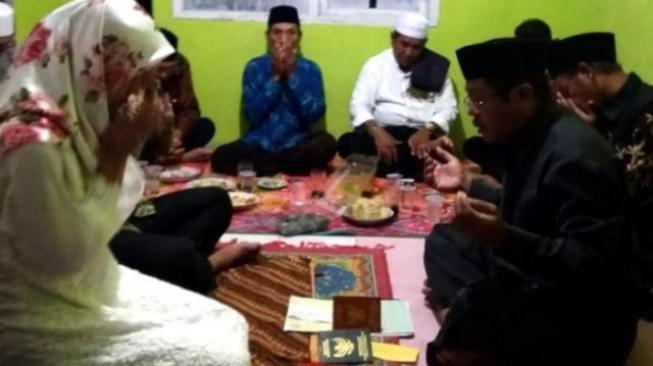 Tsunami Selat Sunda Hancurkan Panggung Pelaminan di Malam Pernikahanku...