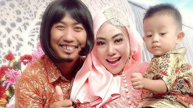 Istri Ade Jigo bersama istri, Meyuza binti Zaenal Arifin dan anaknya. (Instagram)