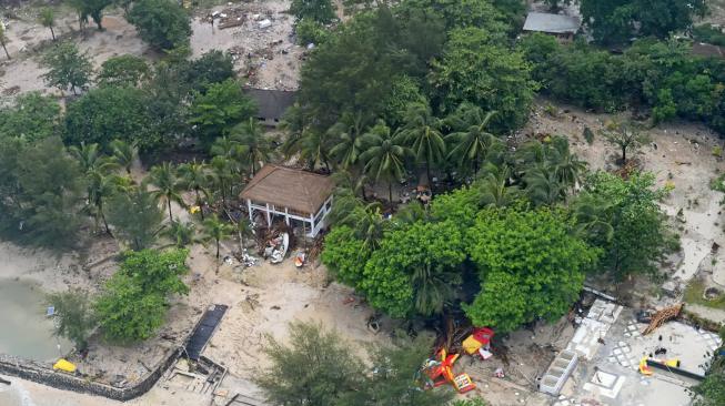 Foto udara kerusakan akibat tsunami Selat Sunda di wilayah pesisir Pandeglang, Banten, Minggu (23/12). [ANTARA FOTO/HO-Susi Air]