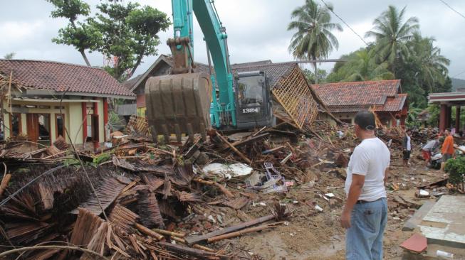 Suasana di Pantai Anyer pasca-tsunami, Banten, Jawa Barat, Minggu (23/12). [Suara.com/Fakhri Hermansyah]