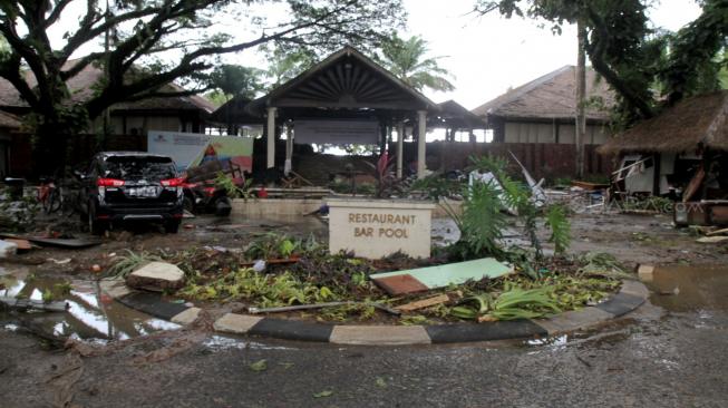 Suasana lokasi tempat band Seventeen manggung di Resort Tanjung Lesung, Banten, Senin (24/12). [Suara.com/Fakhri Hermansyah]