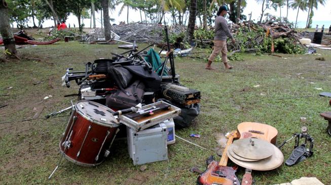 Suasana lokasi tempat band Seventeen manggung di Resort Tanjung Lesung, Banten, Senin (24/12). [Suara.com/Fakhri Hermansyah]