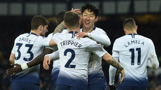 Penyerang Tottenham Hotspur, Son Heung Min (kedua dari kanan), merayakan golnya ke gawang Everton dalam lanjutan Liga Inggris di Goodison Park, Minggu (23/12/2018). Spurs menang 6-2 atas Everton. [AFP/Oli Scarff]