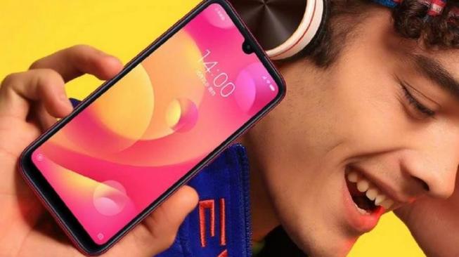 Baru Rilis, Xiaomi Mi Play Disusun Jadi Pohon Natal