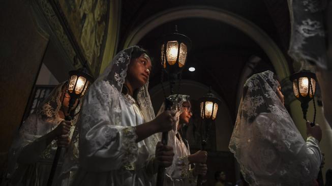 Umat Katolik melaksanakan misa malam Natal di Gereja Katedral, Jakarta, Senin (24/12). [ANTARA FOTO/Hafidz Mubarak]