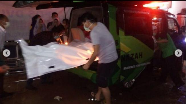 Jenazah Dylan Sahara dimasukkan ke mobil ambulans. (Instagram @dompet_dhuafa)