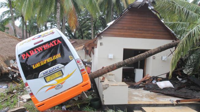 Kendaraan yang rusak berat akibat hempasan gelombang tinggi teronggok di Resort Tanjung Lesung, Banten, Seni (24/12). [Suara.com/Fakhri Hermansyah]