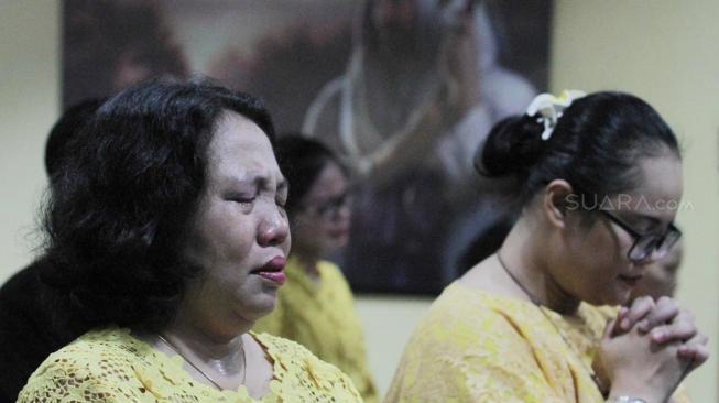 Sejumlah umat Kristiani mengikuti ibadah Kebaktian Natal di Gereja Pantekosta Rahmat Carita, Pandeglang, Banten, Selasa (25/12). [Suara.com/Fakhri Hermansyah]