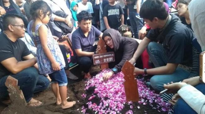 Istri Andi Seventeen Tak Mau Lepas Pelukan dari Nisan Suami