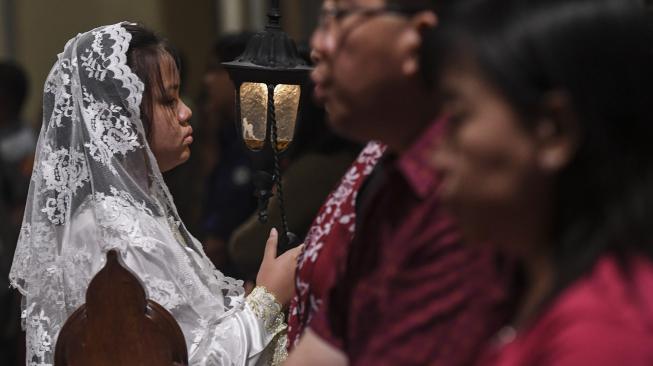 Umat Katolik melaksanakan misa malam Natal di Gereja Katedral, Jakarta, Senin (24/12). [ANTARA FOTO/Hafidz Mubarak]