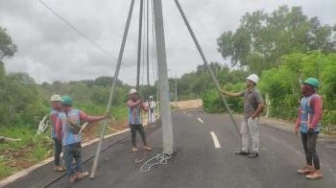 Pemotor Ini Terpaksa Jalan Zig Zag Gegara Tiang Listrik di Tengah Jalan