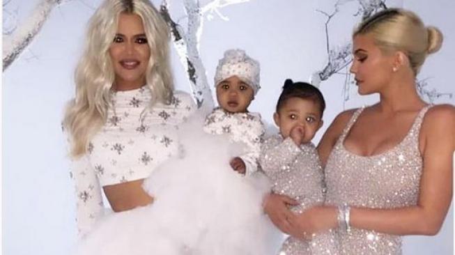 Natal Pertama, Putri Khloe Kardashian Pakai Turban Buatan Rinaldy Yunardi