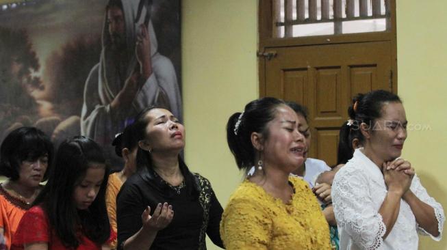 Sejumlah umat Kristiani mengikuti ibadah Kebaktian Natal di Gereja Pantekosta Rahmat Carita, Pandeglang, Banten, Selasa (25/12). [Suara.com/Fakhri Hermansyah]