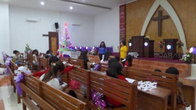 Grup paduan suara tengah gladik resik ibadah Natal 2018 di Gereja Kristen Pasundan, Gang Eka Dharma, Kelurahan Tengah, Kramat Jati, Jakarta Timur, Sabtu (22/12/2018). [Suara.com/Erick Tanjung]