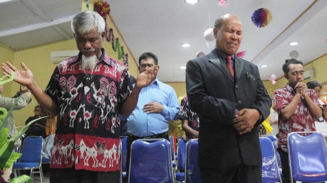 Sejumlah umat Kristiani mengikuti ibadah Kebaktian Natal di Gereja Pantekosta Rahmat Carita, Pandeglang, Banten, Selasa (25/12). [Suara.com/Fakhri Hermansyah]