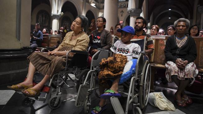 Umat Katolik melaksanakan misa malam Natal di Gereja Katedral, Jakarta, Senin (24/12). [ANTARA FOTO/Hafidz Mubarak]