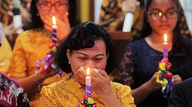 Sejumlah umat Kristiani mengikuti ibadah Kebaktian Natal di Gereja Pantekosta Rahmat Carita, Pandeglang, Banten, Selasa (25/12). [Suara.com/Fakhri Hermansyah]