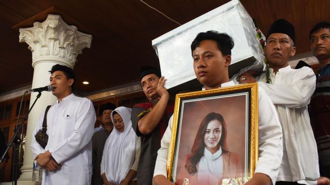 
Vokalis band Seventeen, Riefian Fajarsyah alias Ifan (kiri) memberikan sambutan sesaat sebelum pemberangkatan jenazah istrinya, Dylan Sahara di rumah duka, di Kelurahan Kepatihan, Ponorogo, Jawa Timur, Selasa (25/12). [ANTARA FOTO/Siswowidodo]