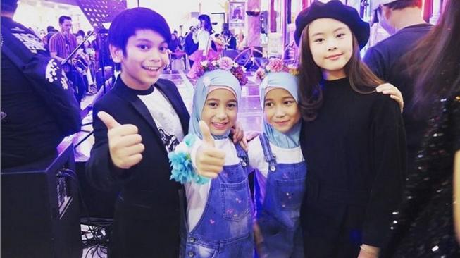 Keiko dan Kioko bersama Clarice Cutie dan Farras Fatik. (Instagram)