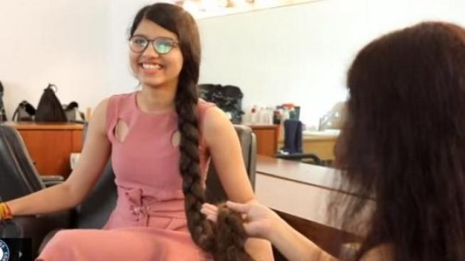 Perempuan dengan Rambut Terpanjang di Dunia. (YouTube/Guinness World Records)