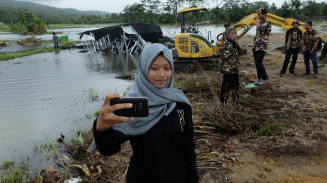 Valentina Anastasia selfie di dekat lokasi bencana tsunami Selat Sunda, di daerah Banten. [The Guardian/Jamie Fullerton]
