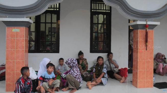 Suasana warga  desa Caringin saat mengungsi di Masjid Jami Al-Hidayah daerah Kampung Picungbera, Anyer, Banten, Selasa (25/12). [Suara.com/Fakhri Hermansyah]