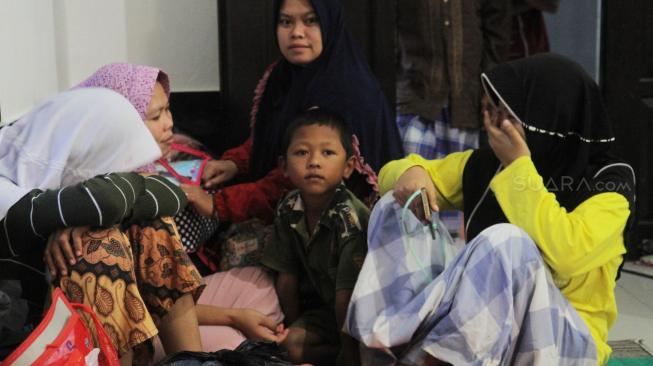 Suasana warga  desa Caringin saat mengungsi di Masjid Jami Al-Hidayah daerah Kampung Picungbera, Anyer, Banten, Selasa (25/12). [Suara.com/Fakhri Hermansyah]