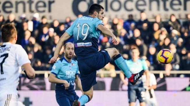 Bek Atalanta, Berat Djimsiti (tengah) mencetak gol bunuh diri kala timnya menghadapi Juventus dalam lanjutan Liga Italia pekan ke-18 bertajuk Boxing Day di Stadio Atleti Azzurri d'Italia, Rabu (26/12/2018). [AFP/Marco Bertorello]