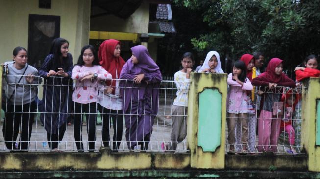 Suasana warga  desa Caringin saat mengungsi di Masjid Jami Al-Hidayah daerah Kampung Picungbera, Anyer, Banten, Selasa (25/12). [Suara.com/Fakhri Hermansyah]
