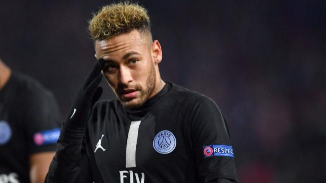 Penggawa PSG Neymar meninggalkan arena pertandingan [AFP]