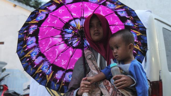 Suasana warga  desa Caringin saat mengungsi di Masjid Jami Al-Hidayah daerah Kampung Picungbera, Anyer, Banten, Selasa (25/12). [Suara.com/Fakhri Hermansyah]