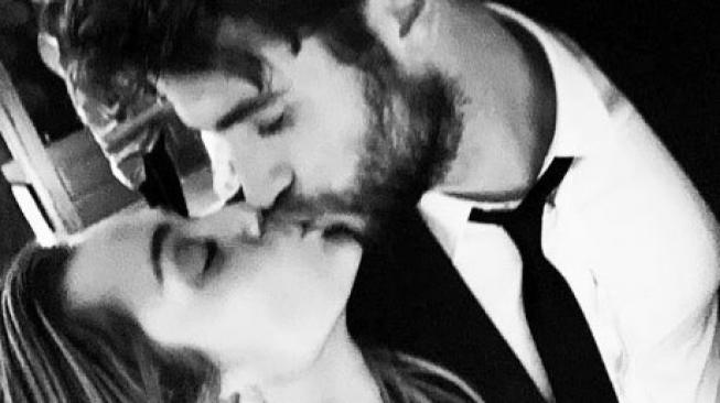 Bikin Baper, Intip Foto Romantis Pernikahan Miley Cyrus dan Liam Hemsworth