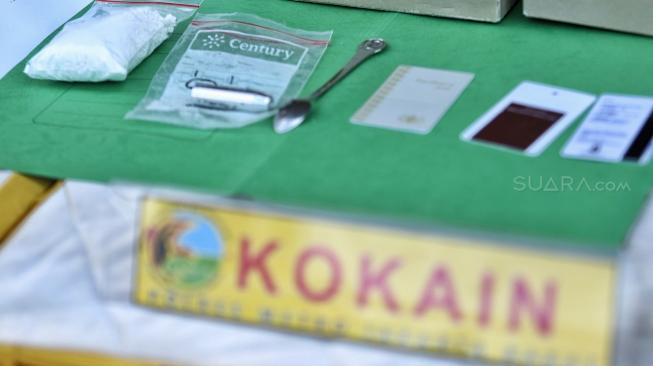 Barang bukti dihadirkan saat rilis ungkap kasus narkotika di Mapolres Jakarta Barat, Kamis (27/12). [Suara.com/Muhaimin A Untung]