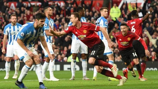 Gelandang MU, Nemanja Matic (tengah), merayakan gol ke gawang Huddersfield Town dalam lanjutan Liga Inggris bertajuk Boxing Day di Old Trafford, Rabu (26/12/2018). [AFP/Oli Scarff]