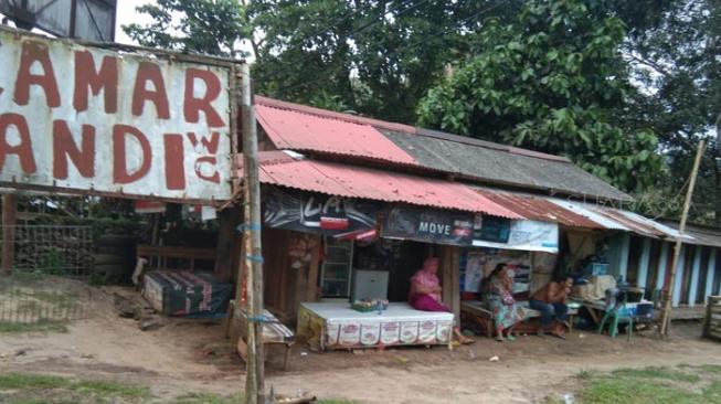 Nekat Ini Satu satunya Warung di Pantai Carita yang Buka 