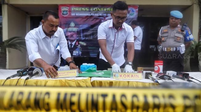 Barang bukti dihadirkan saat rilis ungkap kasus narkotika di Mapolres Jakarta Barat, Kamis (27/12). [Suara.com/Muhaimin A Untung]