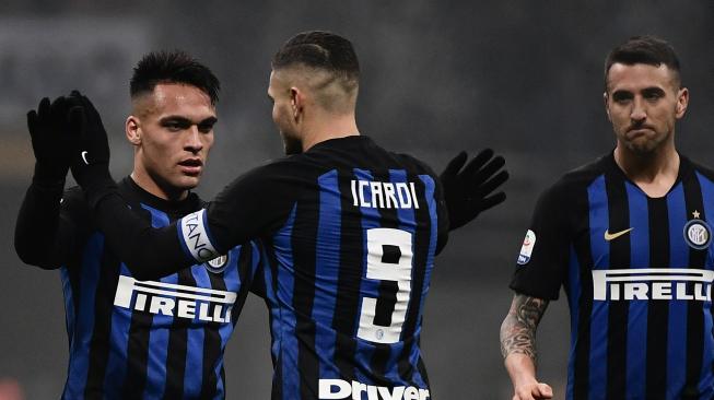 Pemain depan Inter Milan Lautaro Martinez merayakan golnya dengan pemain depan Inter Milan Mauro Icardi di akhir pertandingan sepak bola Serie A Italia Inter Milan melawan Napoli di Stadion Giuseppe Meazza, Milan, Italia, Kamis (27/12). [Marco BERTORELLO / AFP]
