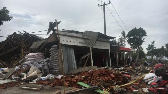 Salah satu rumah yang luluh lantak diterjang tsunami di Desa Sumber Jaya, Sumur, Pandegelang, Banten. [Suara.com/Erick Tanjung]